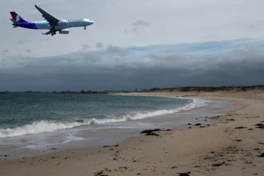 MISTERIJA NA PLAŽI: Ukrao avion, pa tajno sleteo na obalu! Policajci su u letelici imali ŠTA DA VIDE