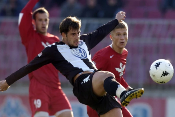 PODRHTAVA TLO: Crvena zvezda ima NOVOG NAPADAČA - nekadašnji centarfor Partizana zadužio opremu crveno-belih boja!