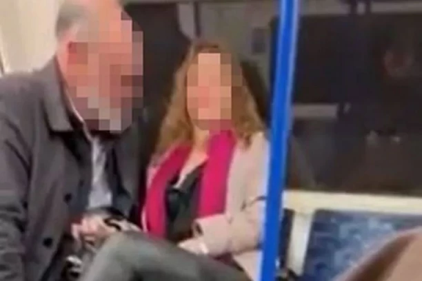 KADA JE OTKOPČALA KOŠULJU SVI SU ZANEMELI: Ljudi FRAPIRANO gledaju u snimak iz VOZA, jasno je šta joj radi na GRUDIMA! (FOTO)