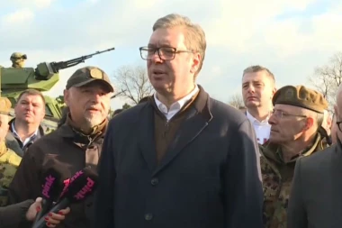 VUČIĆ OBILAZIO ORUŽJE, A ONDA SE ZAČUO GROMOGLASAN ZVUK: Ovo su moji omiljeni helikopteri, pravi borbeni! (FOTO)
