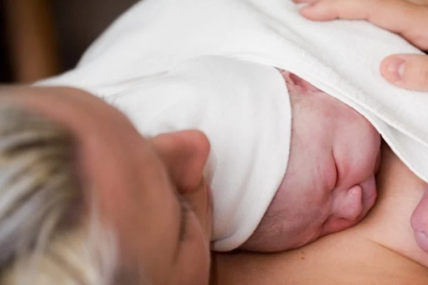 ODBIJALI SU DA JE PORODE VIŠE OD 40 MINUTA: Dok je dočekala POMOĆ, beba je već završila sa ovom teškom POVREDOM!