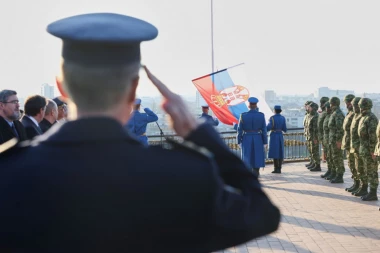 OBELEŽAVANJE DANA DRŽAVNOSTI: Počasna artiljerijska paljba, defile plovila Rečne flotile i nalet vazduhoplova (FOTO)
