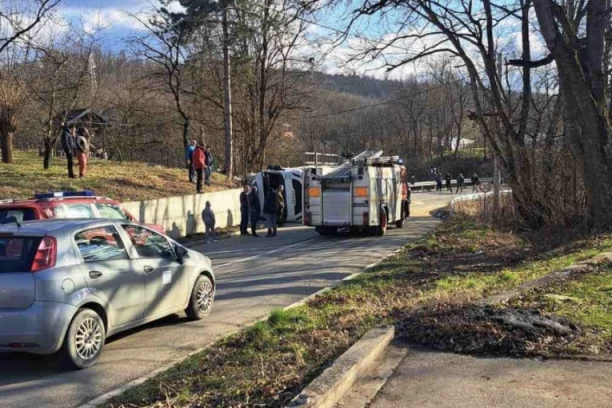 JEZIVE FOTOGRAFIJE PREVRNUTOG KAMIONA KOD KRALJEVA: Povređeba dva lica u ovoj nezgodi (FOTO)