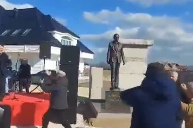 KOMEDIJA U PODUJEVU! Na podizanju spomenika Aljbinu Kurtiju bila tri čoveka, a evo pogledajte i kako je izgledao AFTERPARTI! (VIDEO)