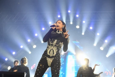 OVA DVA ČOVEKA SU ZASLUŽNIJA OD "GRANDA" ZA PRIJIN USPEH: Aleksandra u Osijeku izvela na binu KLJUČNE LJUDE u njenoj karijeri (VIDEO)