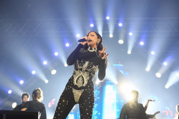 OVA DVA ČOVEKA SU ZASLUŽNIJA OD "GRANDA" ZA PRIJIN USPEH: Aleksandra u Osijeku izvela na binu KLJUČNE LJUDE u njenoj karijeri (VIDEO)