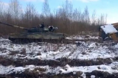 KROZ MOČVARU  DO AVDEJEVKE: Ruske snage odsekle ''koridor života'' - Ukrajincima jedini put do grada kroz kaljugu koja guta sve iznad sebe! (VIDEO)