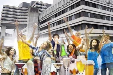 HITNA POMOĆ I SINOĆ ZBRINJAVALA PIJANE MALOLETNIKE! Veliki broj bio u stanju TEŠKE ALKOHOLISANOSTI - doktori uputili hitan apel!