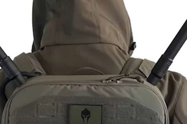 ŠTA IM JE TO NA LEĐIMA? Rusi snimljeni kako sa SPECIJALNIM RANCIMA napadaju Ukrajince! OVO je razlog zašto ih sada STALNO NOSE (VIDEO)