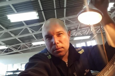 Naš pevač noću PUNI klubove širom Srbije, a danju radi kao AVIOMEHANIČAR! Otpevao Šakov veliki hit, a sada se skinuo u teretani! ŽENE ODLEPILE za njim! (VIDEO)