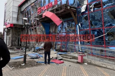 (UZNEMIRUJUĆE) USNIMLJEN TRENUTAK POGIBIJE DVA RUSKA CIVILA! Ušli su u tržni centar, a onda se sve raspršilo u pepeo! (VIDEO)