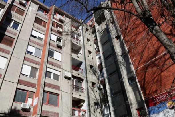 JEDAN NATPIS NA ZGRADI POSTAO HIT NA INTERNETU! Svi gledaju šta piše, a kad saznaju ko ga je napisao, "puknu od smeha"! (FOTO)