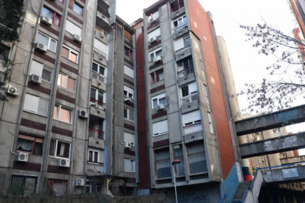 TOPLA LJUDSKA PRIČA IZ ZGRADE NA VOŽDOVCU! Komšija uputio izvinjenje zbog psa koji laje, pa dobio prelep odgovor (FOTO)