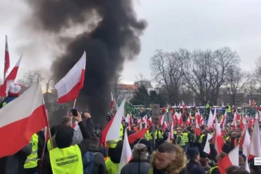 NE SMIRUJE SE GNEV FARMERA ŠIROM PLANETE: Opšti haos na ulicama, demonstranti zapalili ogromnu lomaču (VIDEO)