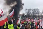 NE SMIRUJE SE GNEV FARMERA ŠIROM PLANETE: Opšti haos na ulicama, demonstranti zapalili ogromnu lomaču (VIDEO)