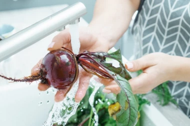 STAVITE OVAJ SASTOJAK U VODU U KOJOJ SE KUVA CVEKLA: Sačuvaće joj UKUS I BOJU, a još brže će OMEKŠATI