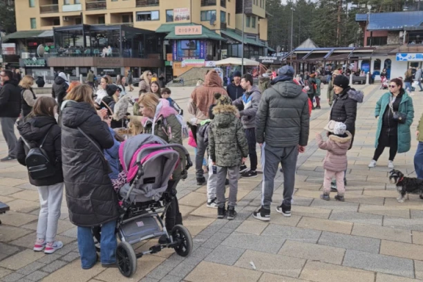PONOVO SEOBA SRBA NA ZLATIBOR: U kafićima se čeka red! (FOTO)