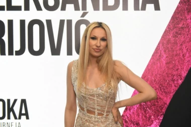 RADA ČUPAVA PEVA U NJIVI! Šok izdanje naše folkerke! Sve nasmejala na društvenim mrežama! (FOTO)