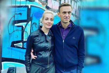 DA SRCE PREPUKNE OD TUGE: Supruga Julija se potresnom slikom oprostila od Navaljnog! (FOTO)