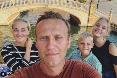 ''DAO SI ŽIVOT ZA MENE, ZA MOJU MAJKU, ZA RUSIJU!'' Ćerka Navaljnog se obratila ocu na dan sahrane putem društvenih mreža! (FOTO)