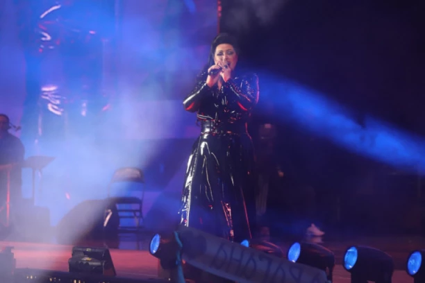 SPEKTAKL U ARENI: Dragana Mirković na binu izvela Zoricu Brunclik, a onda se PRIDRUŽIO i Kemiš!
