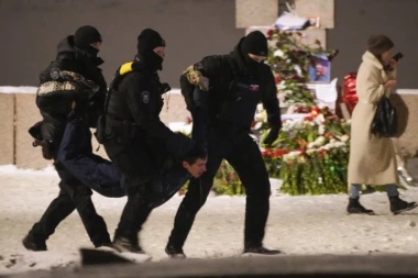 KRENUO LOV NA DEMONSTRANTE ŠIROM RUSIJE NAKON SMRTI NAVALJNOG! Policija baca cveće sa spomenika, ljudima stavljaju lisice na ruke, hapse i novinare! (FOTO,VIDEO)