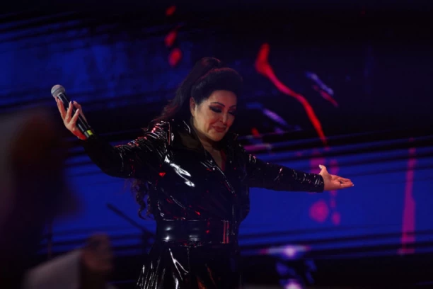 ŠOK DETALJ SA KONCERTA DRAGANE MIRKOVIĆ JE SVIMA PROMAKAO: Na bini se pojavila ĆERKA naše poznate pevačice, niko je nije primetio tokom spektakla! (VIDEO)