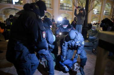 BURNA NOĆ NA ULICAMA GRADOVA ŠIROM RUSIJE: Policija uhapsila stotinu građana na skupovima u čast Navaljnog! (FOTO/VIDEO)