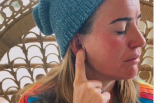 STAVITE PRST U UVO I SMANJIĆETE OVO U ORGANIZMU ZA SAMO PAR MINUTA: Genijalan TRIK, ljudi širom sveta "odlepili" za njim (VIDEO)