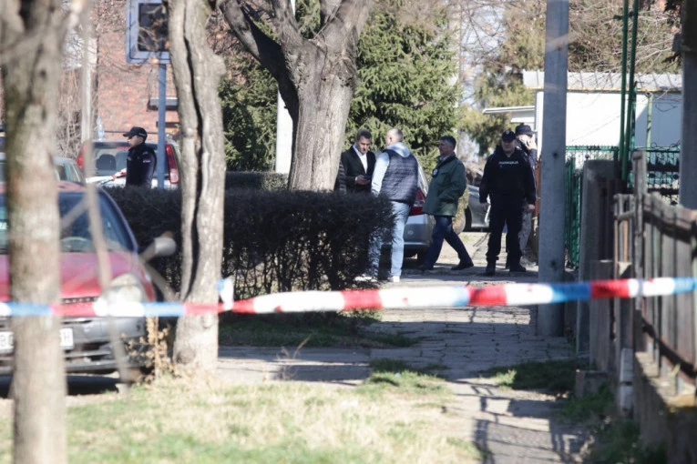 MISTERIOZNA DEVOJKA VRIŠTI I MOLI POLICAJCE DA JE PUSTE! Jezivi krici na mestu zločina u Zemunu: "Da li je živ?!"