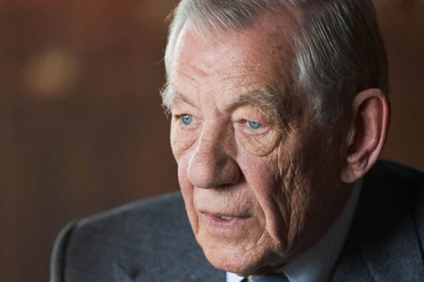 OVAKO SADA IZGLEDA ČUVENI GLUMAC NAKON PADA NA SCENI: Vrištao od BOLOVA, završio u bolnici, a publika u PANICI napustila salu!