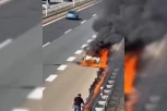 DRAMA KOD BEŠKE! Automobil zahvatila stravična buktinja, vozač se bori da je ugasi! (VIDEO)