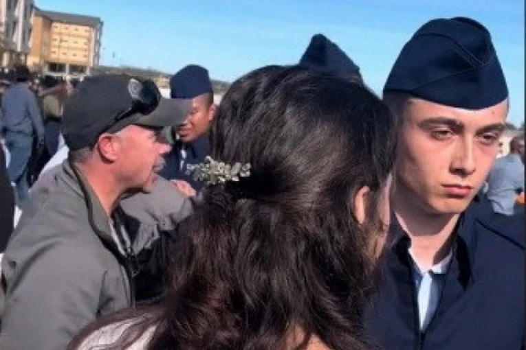 EMOCIJA JE BILA JAČA: Evo šta je uradio vojnik na dužnosti kad mu je devojka došla u posetu! (VIDEO)