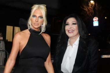 KARLEUŠA RASPLAKALA DRAGANU MIRKOVIĆ: Pevačica nakon koncerta u Areni dobila Jelenino PISMO!