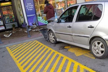 HTEO DA ZAKOČI, PA GREŠKOM DAO GAS DO DASKE: Detalji saobraćajne nesreće u Rakovici, prednji deo automobila demoliran (VIDEO)