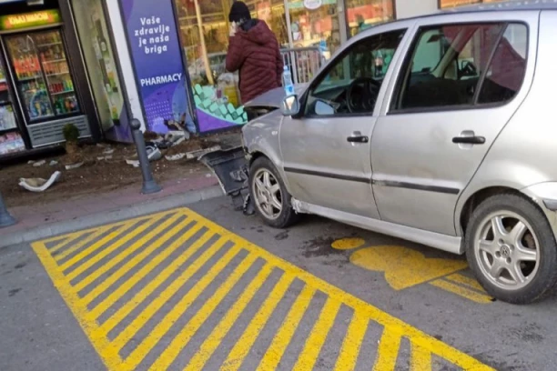 HTEO DA ZAKOČI, PA GREŠKOM DAO GAS DO DASKE: Detalji saobraćajne nesreće u Rakovici, prednji deo automobila demoliran (VIDEO)