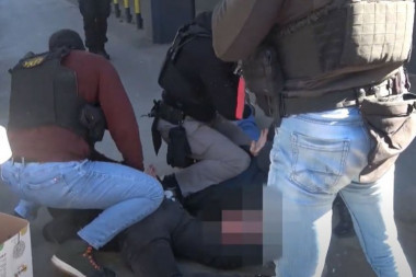 POLICIJA HAPSILA PO VRAČARU! "LEZI DOLE, BRE!": Pogledajte spektakularan snimak hapšenja beogradskih razbojnika (VIDEO)