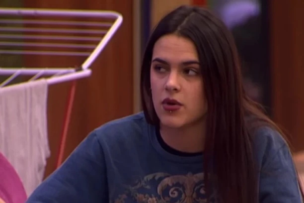 ŠOK IZDANJE BIVŠE UČESNICE "VELIKOG BRATA": Važila je za glavnu zavodnicu, a sada se OŠIŠALA NA ĆELAVO, povukla se iz javnosti zbog OVOGA!