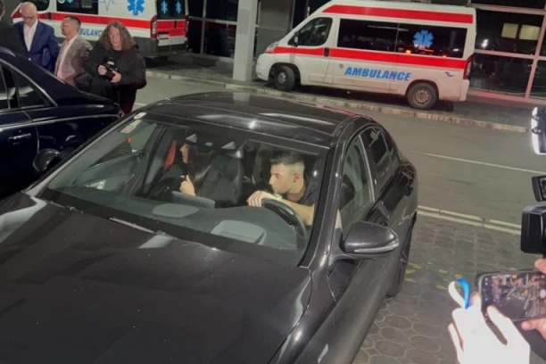 SIN DRAGANE MIRKOVIĆ STIGAO U BESNOJ MAŠINI U ARENU: Na Marku pucaju MIŠIĆI, a tek da mu vidite sestru!