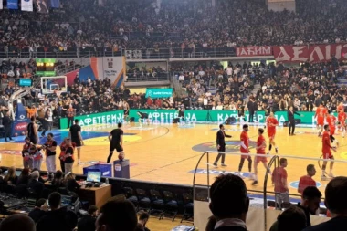 PRŠTI NA TRIBINAMA: Evo kako su delije i grobari dočekali igrače večitih u Čairu (VIDEO)