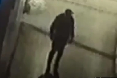 KAMERA SNIMILA PAZARCA KOJI ŠETA GRADOM SA NOŽEM U RUCI: Jeziva scena izazvala strah među građanima (VIDEO)