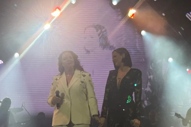 ANA BEKUTA PRVI PUT U BELOM SE POJAVILA U JAVNOSTI NAKON MRKINE SMRTI: Zapevala zajedno sa Prijovićkom na koncertu!