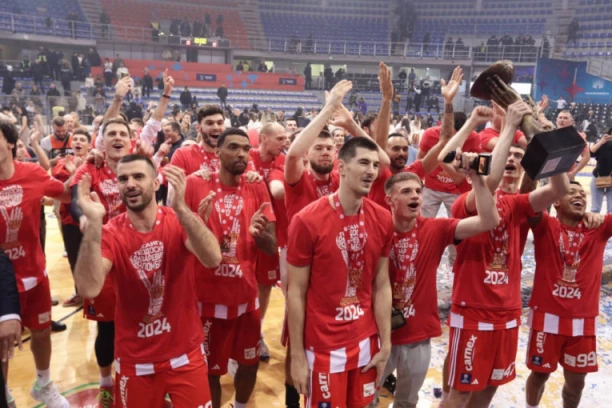 ORILA SE MUZIKA, I CUGALO SE PIVO: Evo KAKO su crveno-beli LUDOVALI posle pobede nad Partizanom! (VIDEO)