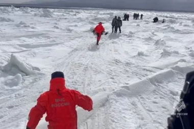 DRAMATIČNO SPASAVANJE NA SAHALINU: Odlomila se santa leda, ribari za dlaku izbrgli SMRT! (FOTO/VIDEO)