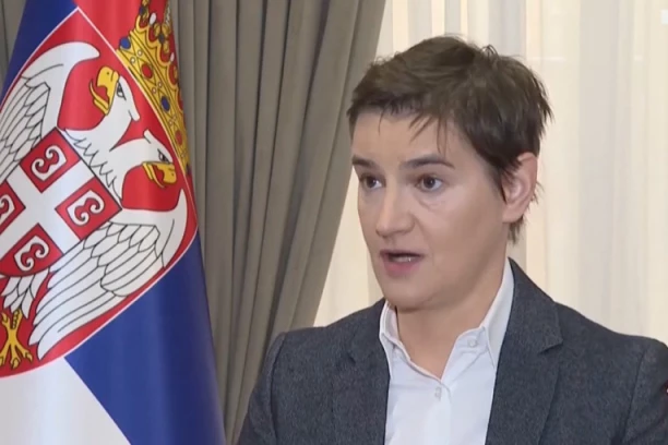 PREMIJERKA BRNABIĆ POSETILA DESPOTOVAC! DONACIJA IT OPREME SEOSKOJ ŠKOLI: Pored fizičkih puteva, digitalni znače da će ljudi ostajati u selima