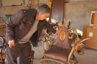 OD STARE ŠTALE NAPRAVIO ATELJE! Samouki umetnik srušio sve prepreke: BOLEST GA POGODILA U DESNU RUKU, ON NASTAVIO DA REZBARI LEVOM! (FOTO)