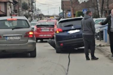 TEŠKA NESREĆA U ČAČKU! Sudar dva automobila, od siline im POISPADALI TOČKOVI - jeziva scena! (FOTO)