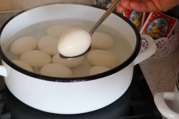 TRIK NAŠIH BAKA: Ako stavite OVO u vodu, jaja sigurno neće popucati!