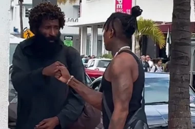 PRONAŠAO JE ZAPUŠTENOG BESKUĆNIKA I ODVEO GA U HOTEL NA PRENOĆIŠTE: Ono što je uradio posle par sati potpuno ga je slomilo (VIDEO)