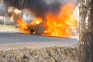 CRNI DIM KULJAO IZ VOZILA: Automobil izgoreo nasred puta kod Rume (VIDEO)